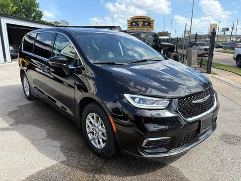 Used 2024 Chrysler Pacifica Touring-L FWD image 3