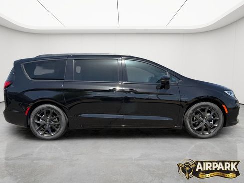 New 2026 Chrysler Pacifica Limited w/ Uconnect Theater Family Group FWD image 3