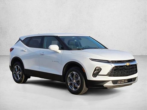 Certified 2025 Chevrolet Blazer LT FWD image 3