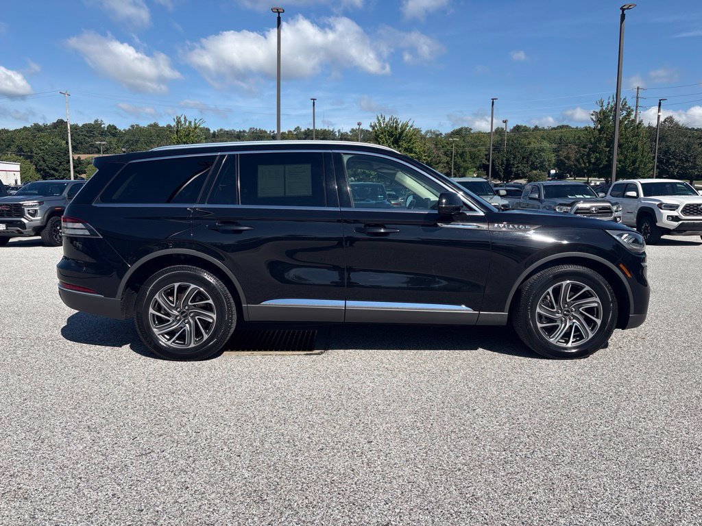 Used 2023 Lincoln Aviator AWD image 2