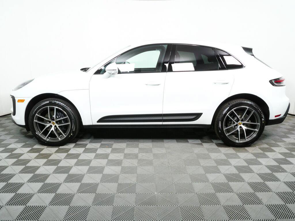 Certified 2026 Porsche Macan AWD/4WD image 2