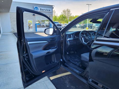 Used 2019 Toyota Highlander LE FWD image 20