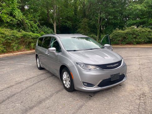 Used 2017 Chrysler Pacifica Touring-L FWD image 56