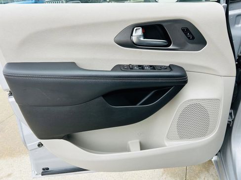 Used 2023 Chrysler Pacifica Touring-L image 12