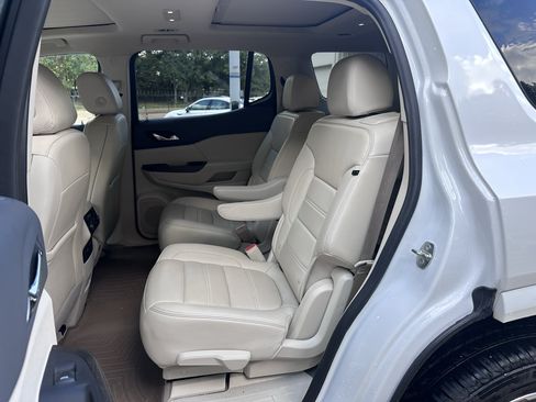Used 2022 GMC Acadia Denali w/ Denali Ultimate Package FWD image 9