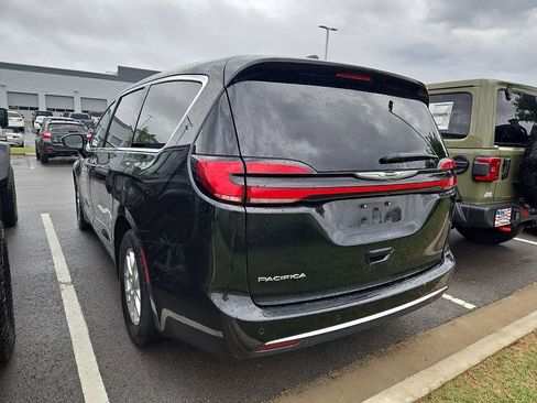 Used 2023 Chrysler Pacifica Touring-L FWD image 2