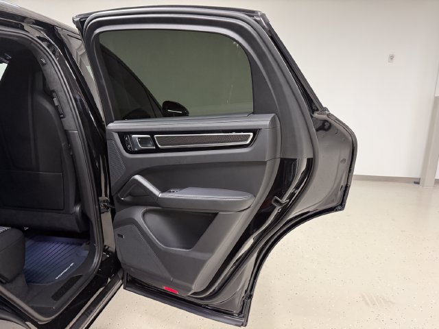 Certified 2023 Porsche Cayenne GTS AWD/4WD image 36