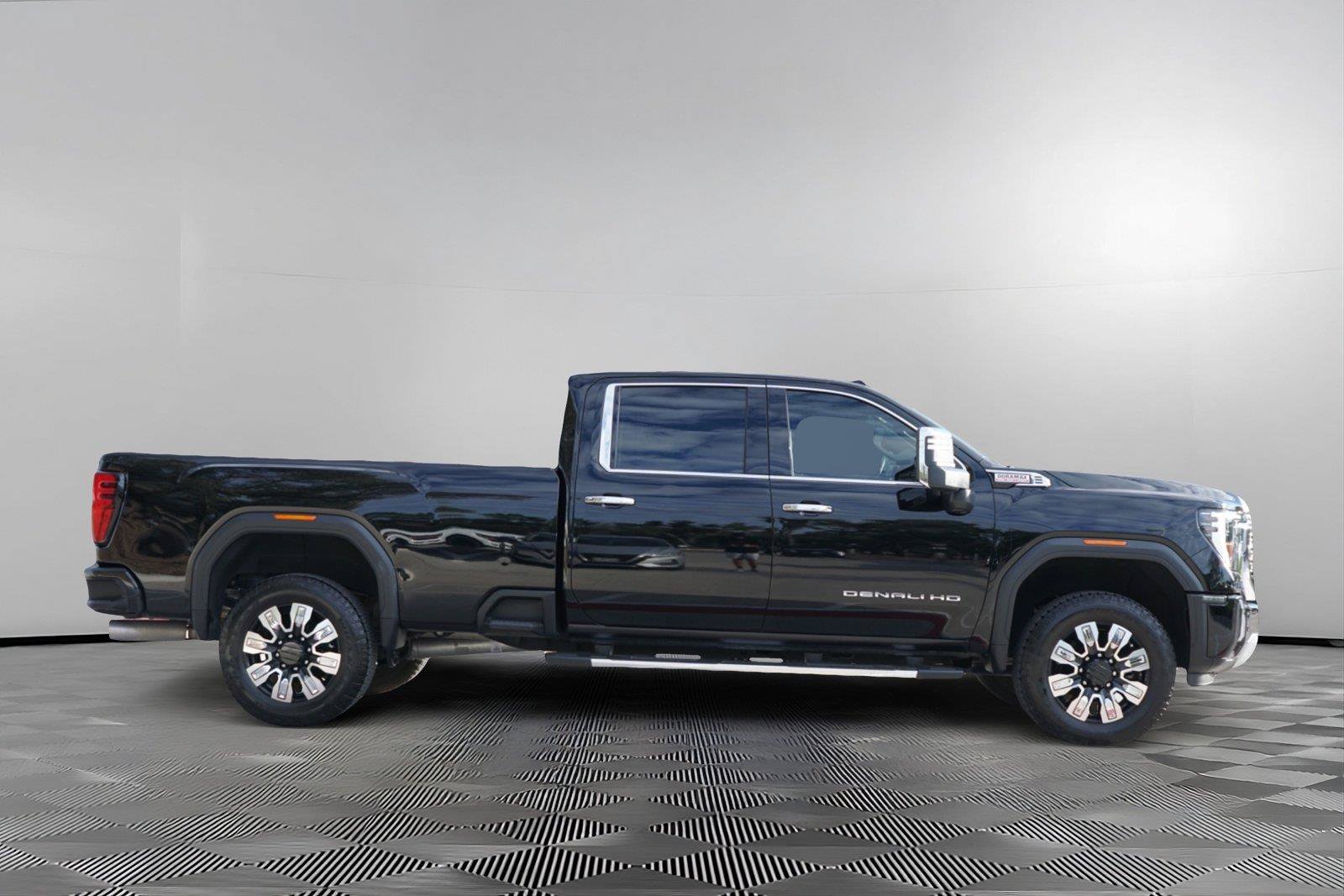 Used 2024 GMC Sierra 3500 Denali w/ Technology Package AWD/4WD image 4
