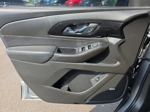 Used 2023 Chevrolet Traverse RS FWD image 18