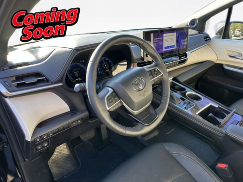 Certified 2025 Toyota Sienna Limited image 11