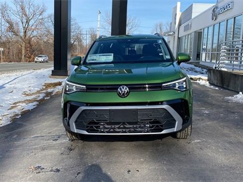 New 2026 Volkswagen Taos SE image 2