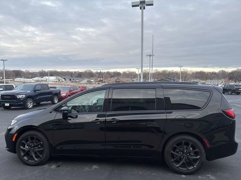 Used 2024 Chrysler Pacifica Touring-L w/ S Appearance Package image 9