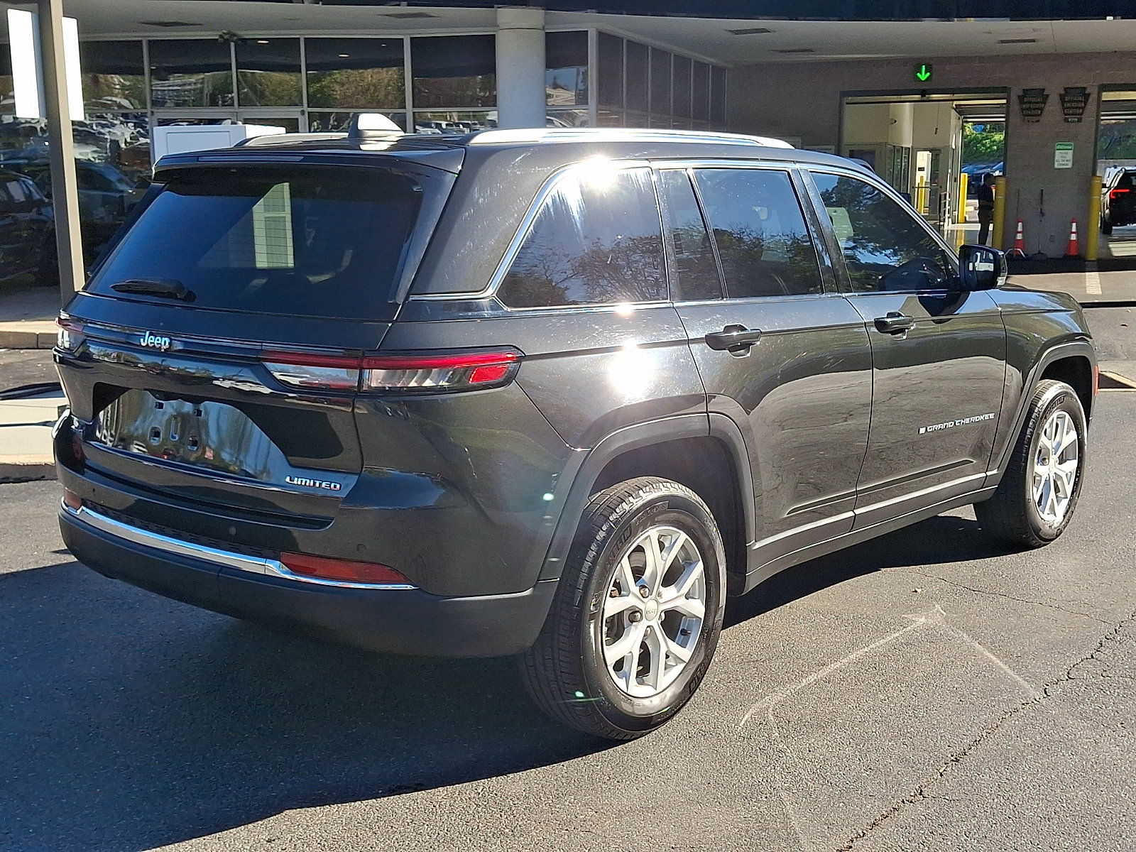Used 2024 Jeep Grand Cherokee Limited AWD/4WD image 6