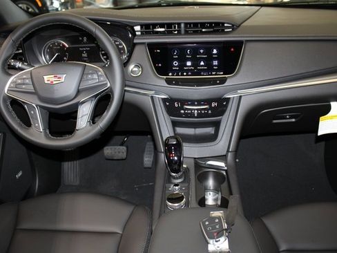 New 2025 Cadillac XT5 Luxury image 13