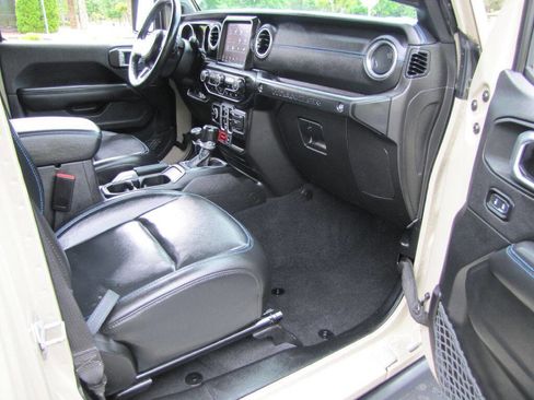 Used 2022 Jeep Wrangler Unlimited Rubicon 4xe w/ Cold Weather Group AWD/4WD image 13