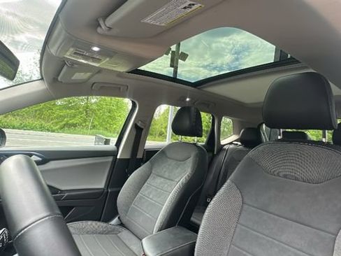 Used 2022 Volkswagen Taos SE w/ Panoramic Sunroof Package FWD image 20