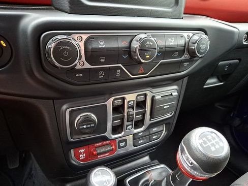 Used 2019 Jeep Wrangler Unlimited Rubicon w/ Dual Top Group AWD/4WD image 15