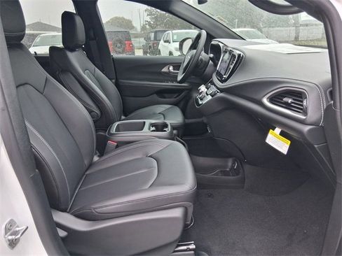Used 2026 Chrysler Pacifica Select image 18