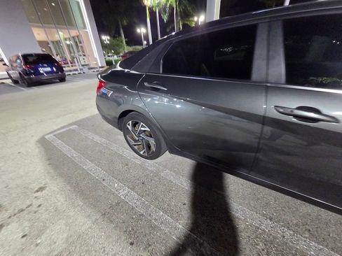 Used 2024 Hyundai Elantra SEL w/ Convenience Package image 2