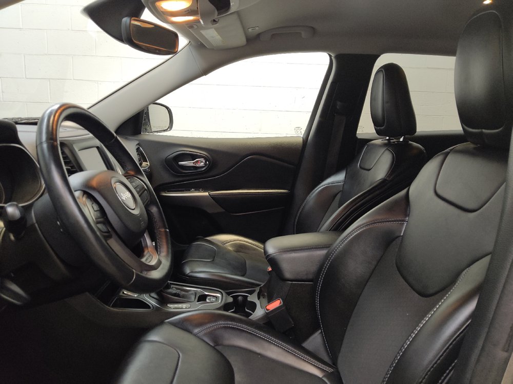 Used 2019 Jeep Cherokee Latitude Plus w/ Comfort/Convenience Group FWD image 17