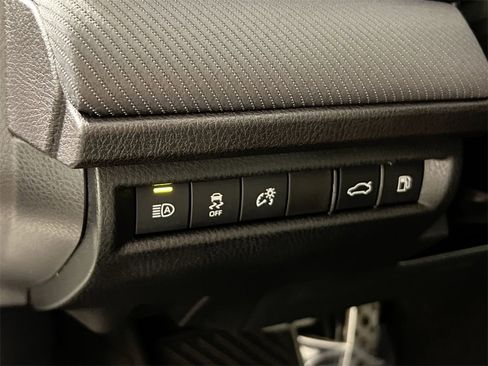 Used 2025 Toyota Camry SE image 31