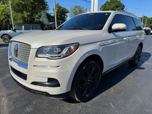 Used 2024 Lincoln Navigator Reserve AWD/4WD image 3