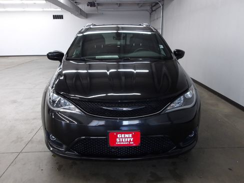 Used 2018 Chrysler Pacifica Touring-L Plus w/ S Appearance Package FWD image 4