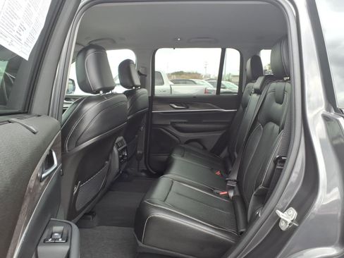 Used 2023 Jeep Grand Cherokee Limited w/ Luxury Tech Group II AWD/4WD image 11