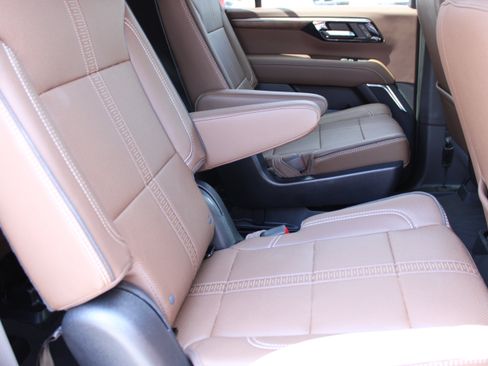 Used 2025 Chevrolet Tahoe High Country AWD/4WD image 17