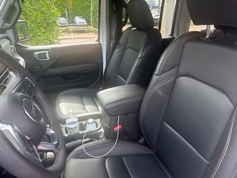 Used 2024 Jeep Wrangler Unlimited Sahara w/ Technology Group AWD/4WD image 11