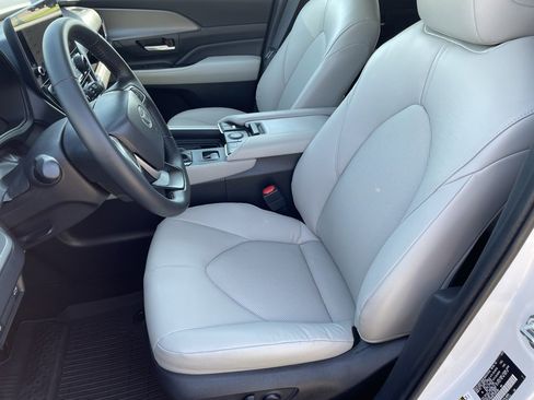 Certified 2025 Toyota Grand Highlander AWD image 13