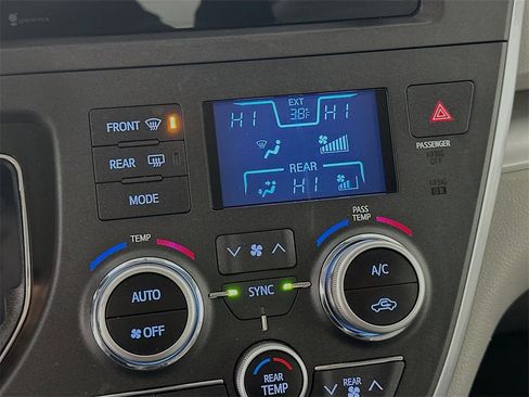 Used 2015 Toyota Sienna LE image 16