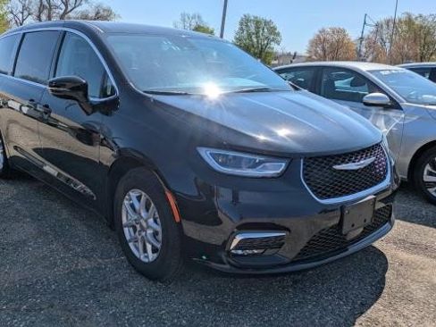 Used 2024 Chrysler Pacifica Touring-L FWD image 2