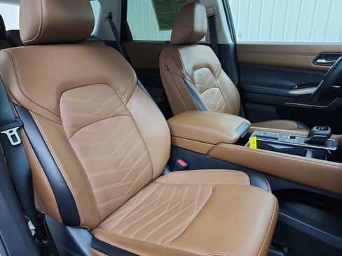 Used 2023 Nissan Pathfinder Platinum w/ Black Appearance Package image 50