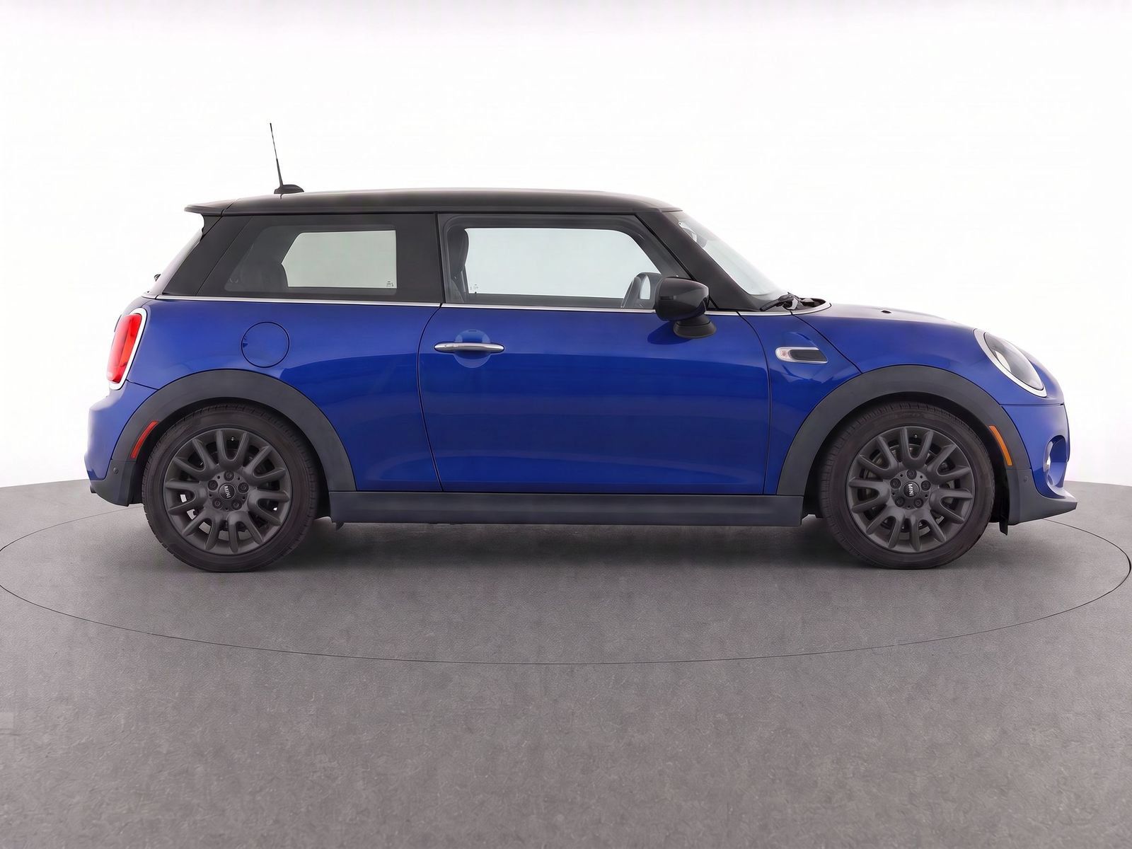 Used 2019 MINI Cooper 2-Door Hardtop w/ Storage Package FWD image 4