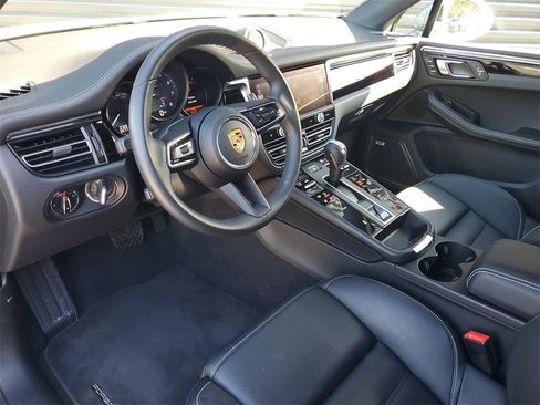 Used 2025 Porsche Macan image 4