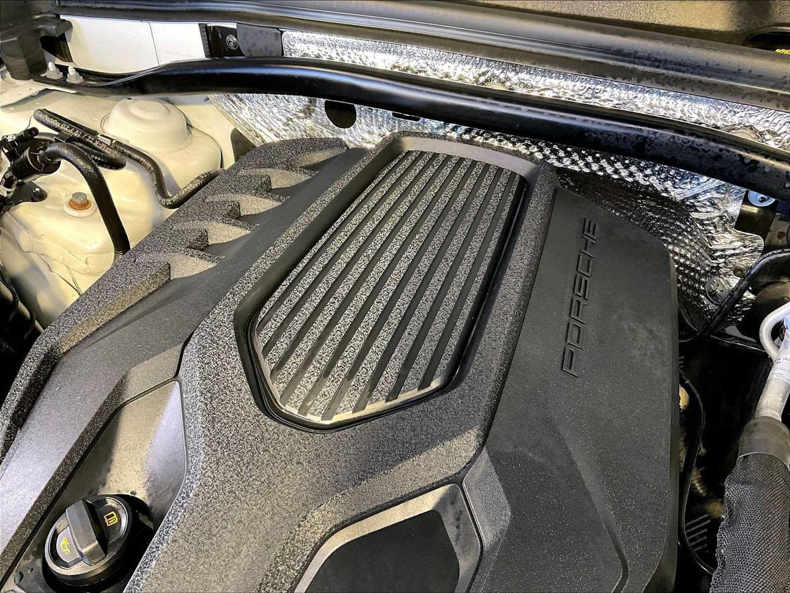 Certified 2023 Porsche Macan AWD/4WD image 33