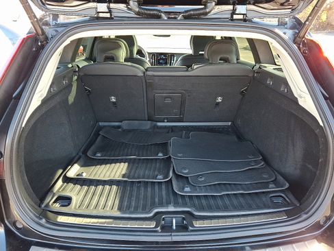 Used 2024 Volvo V60 B5 Cross Country Plus w/ Protection Package Premier image 29