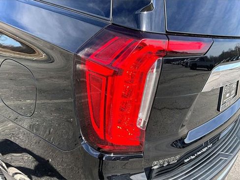 Used 2022 GMC Yukon XL SLT w/ SLT Premium Package image 23