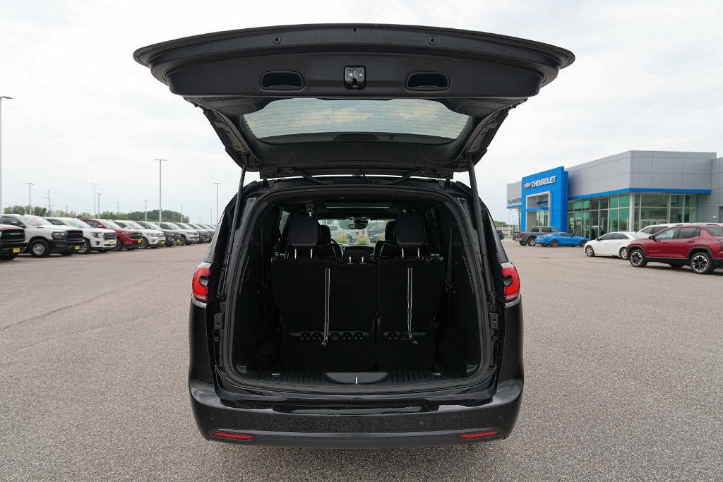 Used 2025 Chrysler Pacifica Limited FWD image 15
