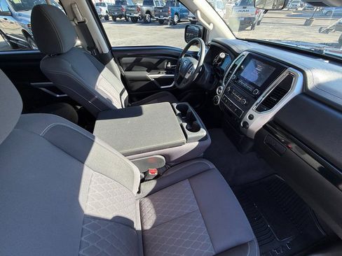 Used 2021 Nissan Titan SV image 3