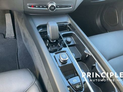 Certified 2025 Volvo XC60 B5 Core image 17