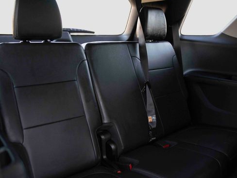 Used 2021 Chevrolet Traverse RS image 16