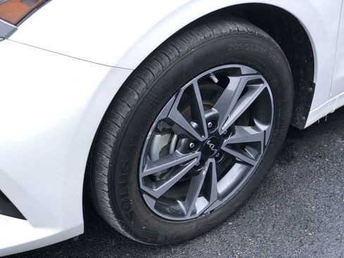 Used 2024 Kia Forte LXS w/ LXS Technology Package image 2