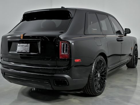 Used 2022 Rolls-Royce Cullinan w/ Dark Exterior Package image 12