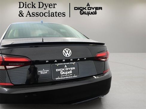 Used 2021 Volkswagen Passat 2.0T R-Line image 3