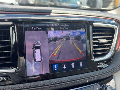 Used 2019 Chrysler Pacifica Limited w/ Advanced Safetytec Group FWD image 8
