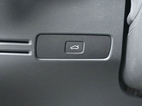 Used 2025 Volvo XC40 B5 Core image 18