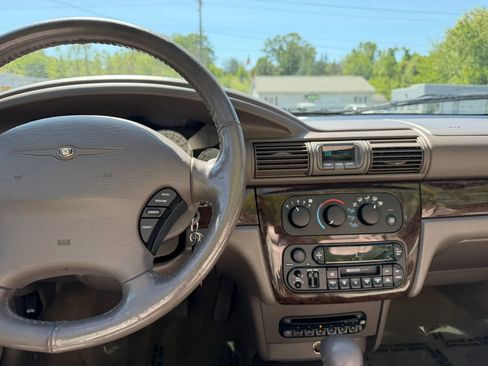 Used 2004 Chrysler Sebring Limited w/ Driver Convenience Group FWD image 32