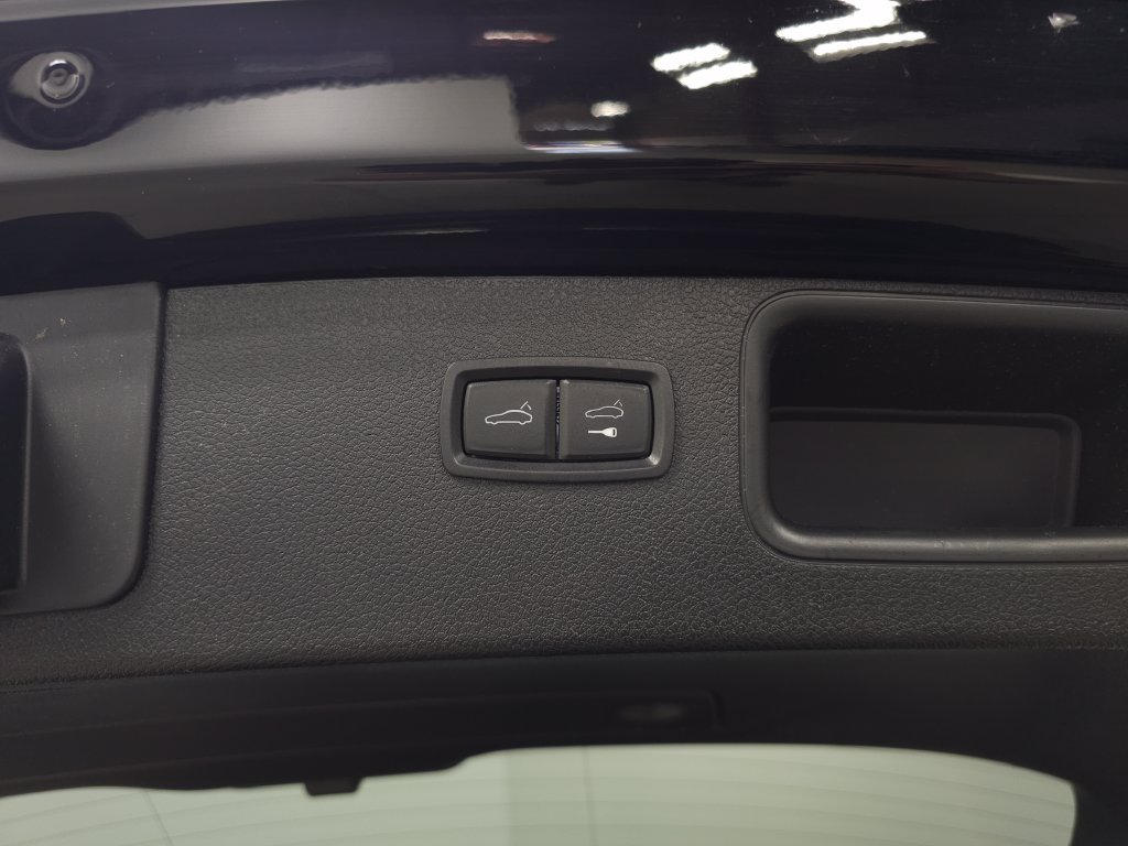 Used 2024 Porsche Macan AWD/4WD image 6